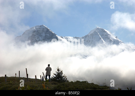 Wandern in den Schweizer Alpen, Blick auf den Eiger und die Monch von der Schynige Platte in der Berner Oberland-Schweiz Stockfoto