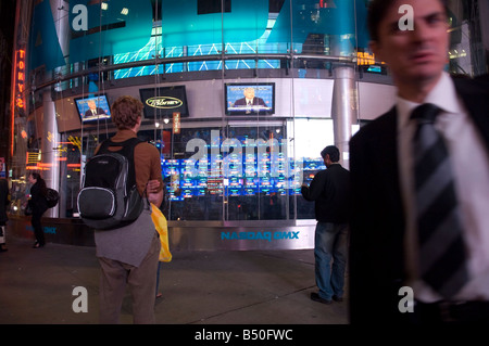 Zuschauer beobachten die dritte und letzte Präsidentschafts-Debatte in Times Square an der Nasdaq-Marktplatz auf dem Times Square Stockfoto