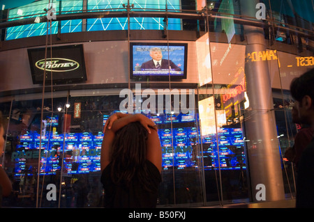 Zuschauer beobachten die dritte und letzte Präsidentschafts-Debatte in Times Square an der Nasdaq-Marktplatz auf dem Times Square Stockfoto