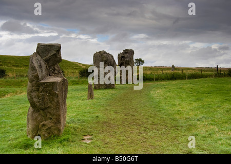 Avebury Neolithischer Steinkreis, ein Henge. Das North West Quarter, Blick entlang der Steine unter grauen starken Regensturmwolken, atmosphärisch. Keine Personen. Stockfoto