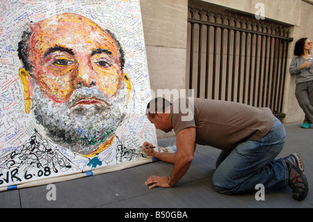 Ein Passant versieht eine Portrait von Ben Bernanke außerhalb der New York Stock Exchange Stockfoto