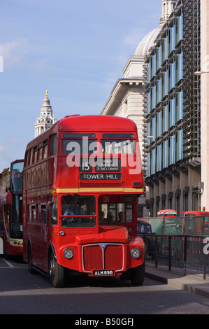 Alte rote Routemaster auf der Straße im Dienst London Vereinigtes Königreich Stockfoto