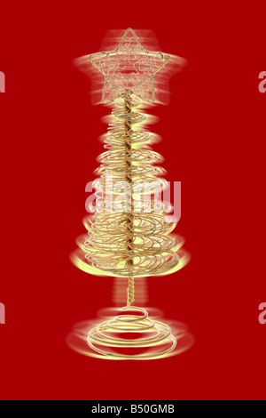 Wiegenden Weihnachtsbaum Ornament auf rotem Grund Stockfoto