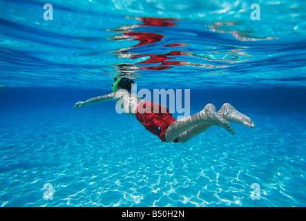 Zehn Jahre alter Junge Schnorcheln im klaren Wasser off Grand Cayman Island Stockfoto