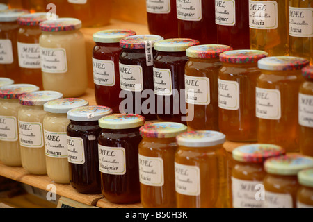 Gläser von Konfitüre und Marmelade zum Verkauf auf einem Markt in Salon de Provence Stockfoto