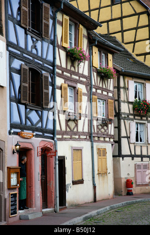 Sep 2008 - bunten Fachwerkhäusern am Quai De La Poissonnerie Straße in Petite Venise Colmar Elsass Frankreich Stockfoto