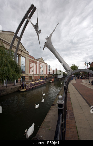 moderne Statue über den Kanal im Stadtzentrum von Lincoln Waterside Empowerment 2002 Skulptur Stockfoto