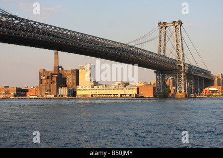 Ein Blick auf die Williamsburg Bridge und der Domino Zuckerfabrik entlang des East River. Stockfoto