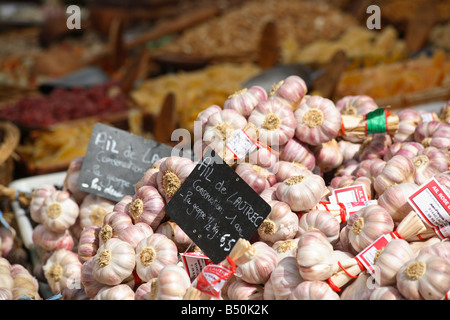 Knoblauch zum Verkauf auf einem Markt in Salon de Provence, Frankreich Stockfoto