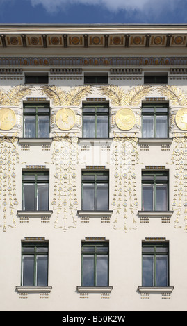 Wien, Linke Wienzeile Nr. 38, Wohnhaus von Otto Wagner 1898-1899, Goldene Medaillons von Koloman Moser Stockfoto