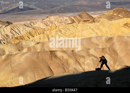 Ein Fotograf, holt das perfekte Licht am Zabriskie Point im Death Valley. Stockfoto