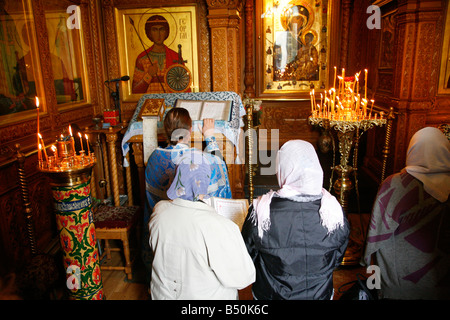 Sep 2008 - Menschen-Anbetung in der Kapelle der iberischen Jungfrau bei der Auferstehung Tor Moskau-Russland Stockfoto