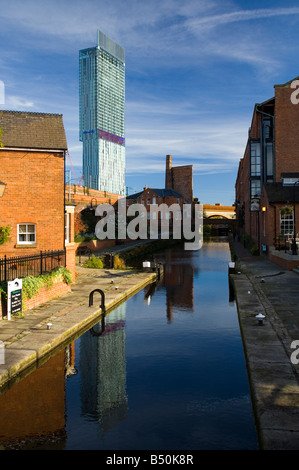 Rochdale Kanal sperren 92 Herzöge Schloss mit Blick auf Beetham Tower Manchester England Stockfoto