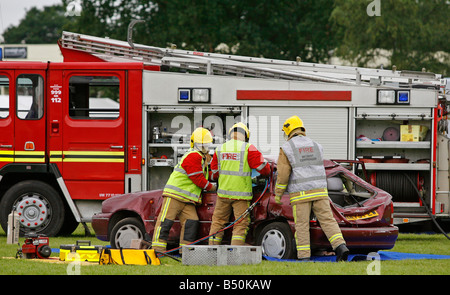 Feuerwehr-Demonstration des Schneidens des Dachs ein Auto bei einem Unfall Stockfoto