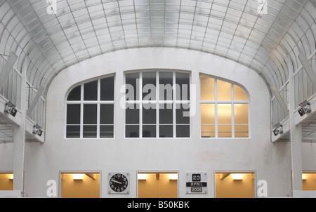 Wien, Postsparkassenamt (1904-1912) von Otto Wagner Erbaut, Schalterhalle Mit Glasdach, Bankgebäude Stockfoto