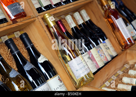 Flaschen Wein zum Verkauf auf einem Markt in Salon de Provence, Frankreich Stockfoto