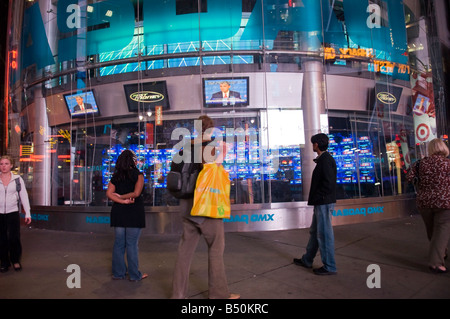 Zuschauer beobachten die dritte und letzte Präsidentschafts-Debatte in Times Square an der Nasdaq-Marktplatz auf dem Times Square Stockfoto