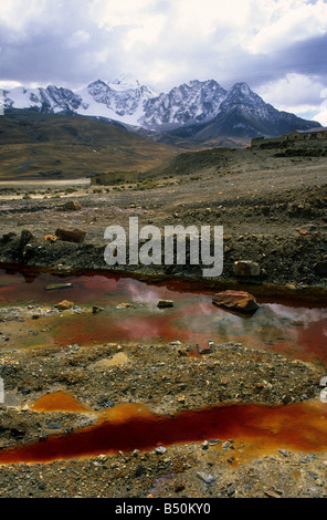 Kontamination durch die Entwässerung von sauren Minen und Industrieabfälle aus der nahegelegenen Zinnmine in Milluni, Mt Huayna Potosi im Hintergrund, nahe La Paz, Bolivien Stockfoto