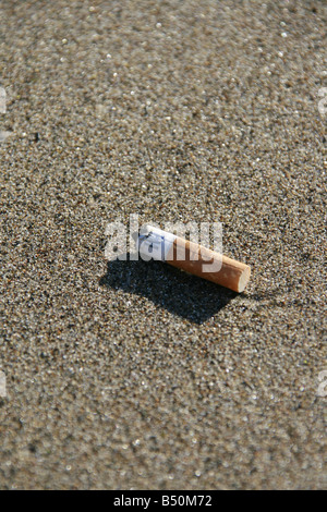 eine Zigarette Stub Straße Straße Stock verworfen Stockfoto