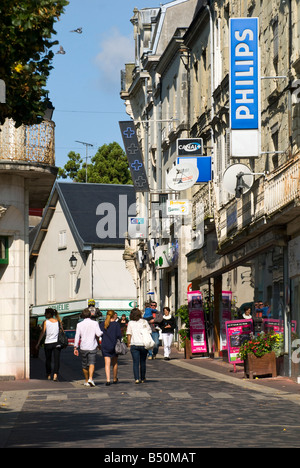 Straßenszene - Fußgängerzone, Loudun, Vienne, Frankreich. Stockfoto