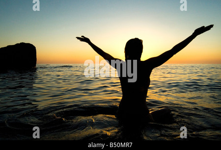 Frau auf einem spanischen Strand Yoga praktizieren. Stockfoto