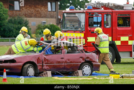 Feuerwehr-Demonstration des Schneidens des Dachs ein Auto bei einem Unfall Stockfoto