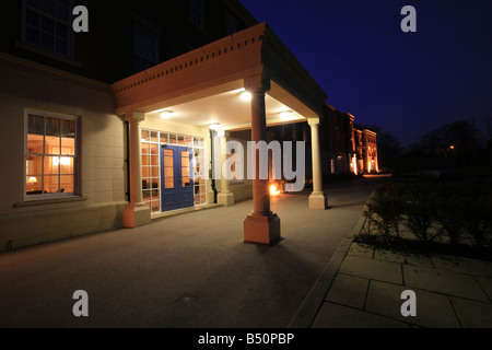 Kensington Oval auf Darwin Park In Lichfield Staffordshire in der Nacht Stockfoto