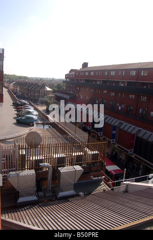 Mit Blick auf die Hauptstraße in Woodgreen, London, England, Uk Stockfoto