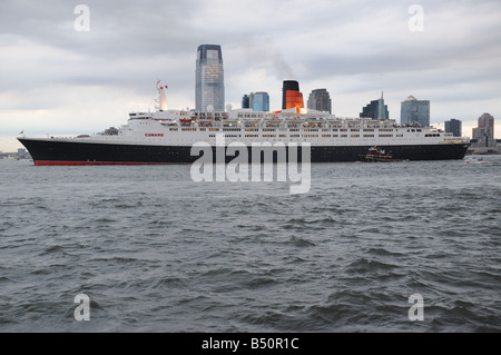 Der Queen Elizabeth 2 verlassen New York City für die letzte Zeit, 16. Oktober 2008. Sie segelt auf dem Hudson River. Stockfoto