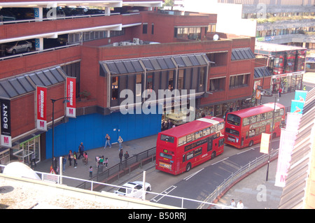 Mit Blick auf die Hauptstraße in Woodgreen, London, England, Uk Stockfoto