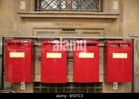 Reihe von vier Briefkästen außerhalb der Hauptpost in Florenz, Italien. Stockfoto