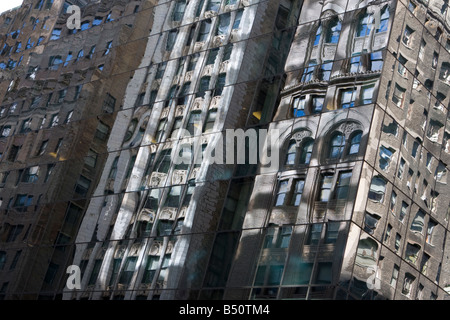 Alte Fassaden reflektiert eine neue Fassade Stockfoto