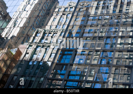 Alte Fassaden reflektiert eine neue Fassade Stockfoto