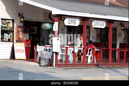 Eine Familie aus für ein Frühstück am frühen Morgen in einem Café Promenade in Lake George Village, New York. Stockfoto