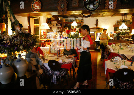 Sep 2008 Leute sitzen im Restaurant Taverne Katz in Saverne Elsass Frankreich Stockfoto