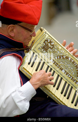 Eine Nahaufnahme der Straßenkünstler spielen eine Ziehharmonika im Main Market Square von Krakau in Polen. Stockfoto