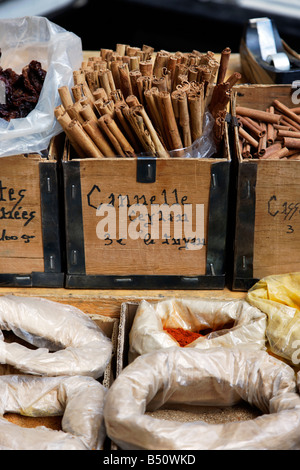 Getrocknete Gewürze auf einem Marktstand in Frankreich Stockfoto