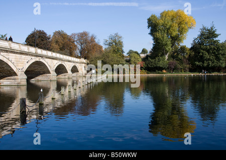 die Serpentine überbrücken Hyde Park Royal park London England uk gb Stockfoto