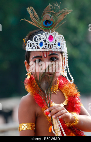 Kleine Krishna - ein kleiner Junge posiert als lord Krishna in einer Balagokulam-Prozession in Trivandrum, Kerala, Indien Stockfoto