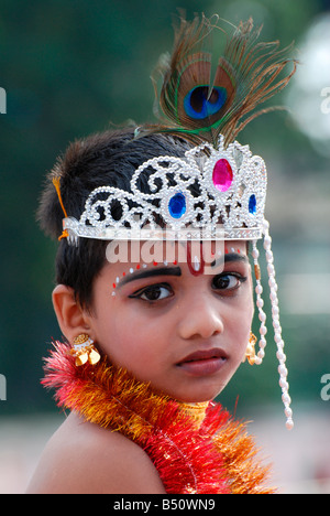 Kleine Krishna - ein kleiner Junge posiert als lord Krishna in einer Balagokulam-Prozession in Trivandrum, Kerala, Indien Stockfoto