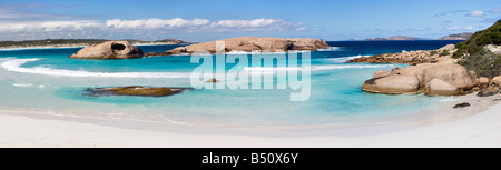 Das geschützte türkisfarbene Wasser des Twilight Beach in Esperance mit einer Welle am Ufer brechen. Western Australia, Australia Stockfoto