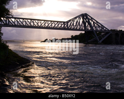 Connel Brücke über Loch Etive mit Wasserfällen von Lora Stockfoto