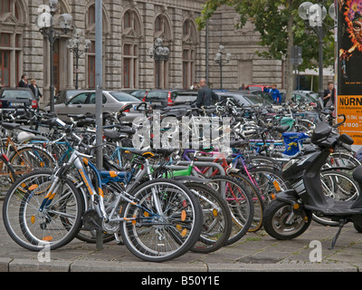 viele Autos und Fahrräder auf dem Parkplatz vor dem Hauptbahnhof von Nürnberg Nürnberg Bayern Mittelfranken Stockfoto