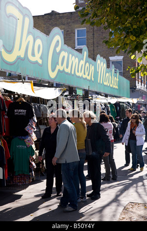 Straßenszene in Chalk Farm Road Camden Town London - Buck Street Market auf eine Woche Tag älteren Publikum Stockfoto