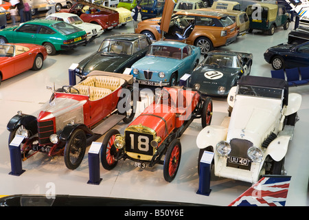 Klassische Fahrzeuge auf dem Display an der Heritage Motor Centre, Gaydon, Warwickshire Stockfoto