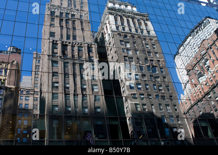 Alte Fassaden reflektiert eine neue Fassade Stockfoto