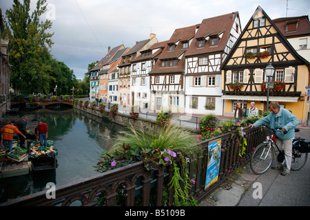 Sep 2008 Wasserkanal und bunten Fachwerkhäusern am Quai De La Poissonnerie Straße in Petite Venise, Colmar Elsass Frankreich Stockfoto