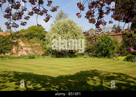Ummauerten Garten umrahmt mit rosa Blüte, Mannington Hall in der Nähe von Aylsham, Norfolk, England Stockfoto