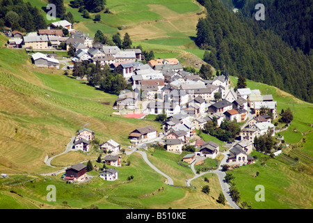 Das schöne Dorf Guarda thront auf einem alpinen Terrasse, Schweiz Stockfoto