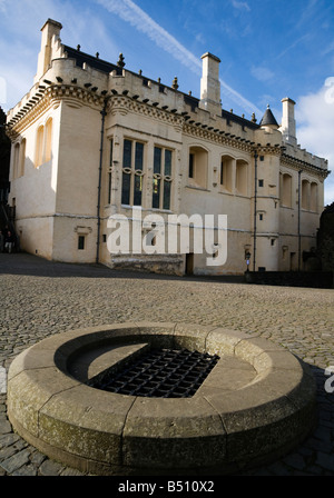 Die große Halle und eine alte abgedeckt gut im Rathaushof in Stirling Castle, Schottland. Stockfoto